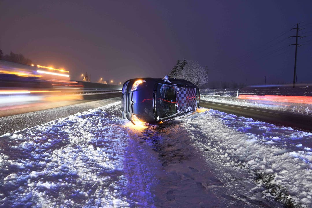 Diepoldsau SG, 3. Februar: Aufgrund winterlicher Verhältnisse musste die Polizei in der Ostschweiz wegen 13 Unfällen ausrücken. Eine Person wurde leicht verletzt.
