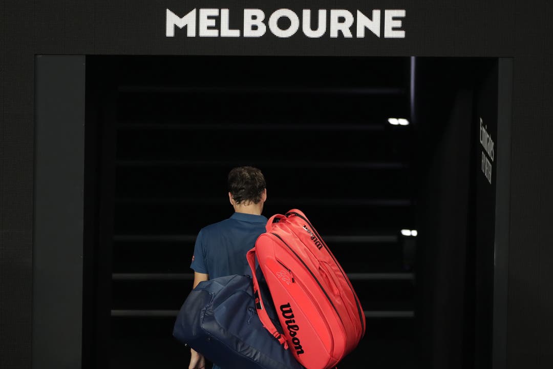 Roger Federer verlässt die Rod Laver Arena. Seine Fans hoffen, dass er wiederkommt.