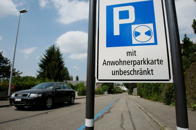 Die Parkkarten in Basel sollen teurer werden. (Symbolbild)