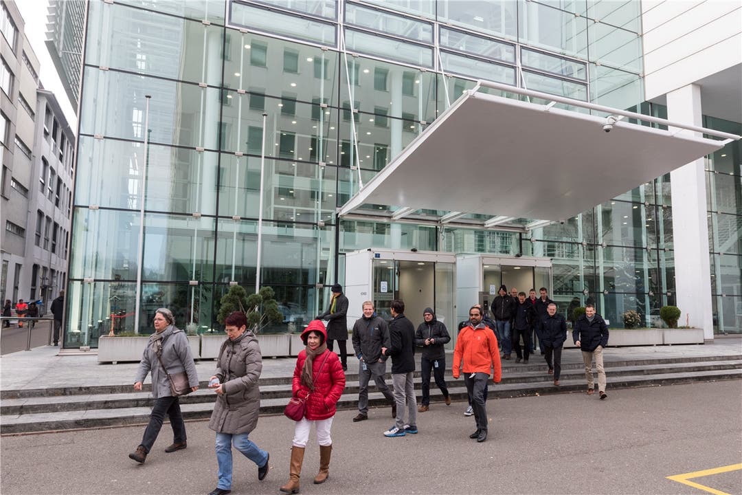 Mitarbeiter von General Electric verlassen das Konnex-Gebäude in Baden. Sie wurden über den Stellenabbau informiert. Ist jetzt einiges wieder anders?