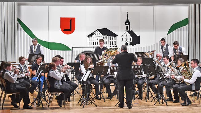 Der Musikverein Herbetswil spielte beim Begrüssungsstück im Stehen.