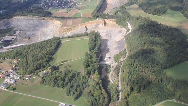 Die Jura Cement möchte den Steinbruch bei der Steinbitz (grüne Fläche in der Mitte, im Hintergrund Auenstein) erweitern. Dagegen regt sich vor allem im Veltheimer Ortsteil Au (vorne links) Widerstand.