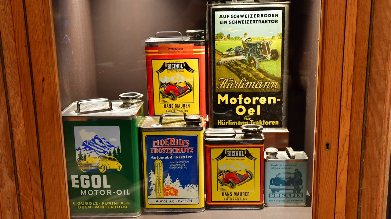  Auch Kanister von Motorenöl befinden sich in Matthias Suters Sammlung.