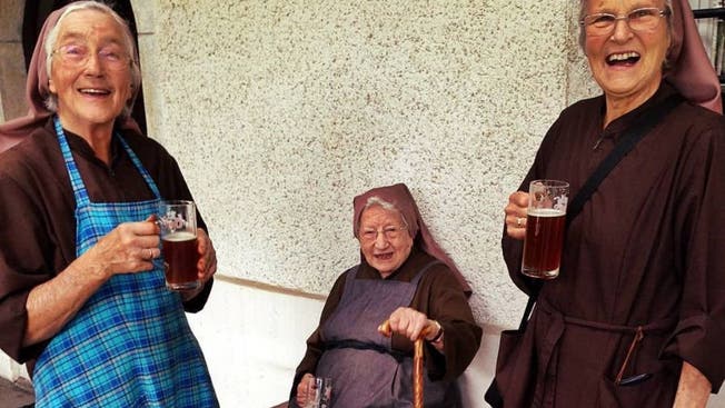 Eine Kloster-Schwester aus Deutschland, Schwester Martha und Schwester Priska genossen das Bier.