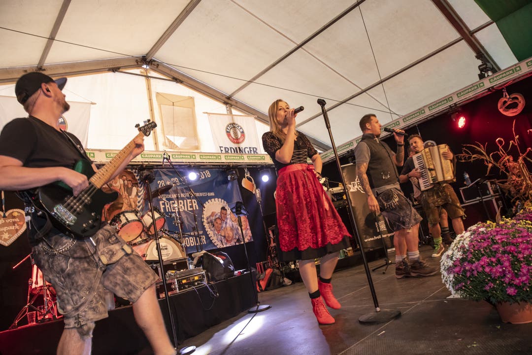 Die deutsche Oktoberfest-Band Freibier heizt dem Publikum mit traditionellen Liedern ein.