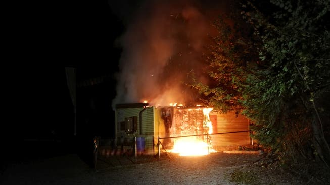 Kurz nach Mitternacht brannte in Neuenhof eine unbewohnte Baracke ab.