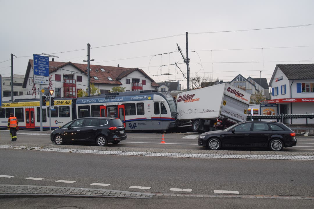 Unfall Bahn Lastwagen Mutschellen