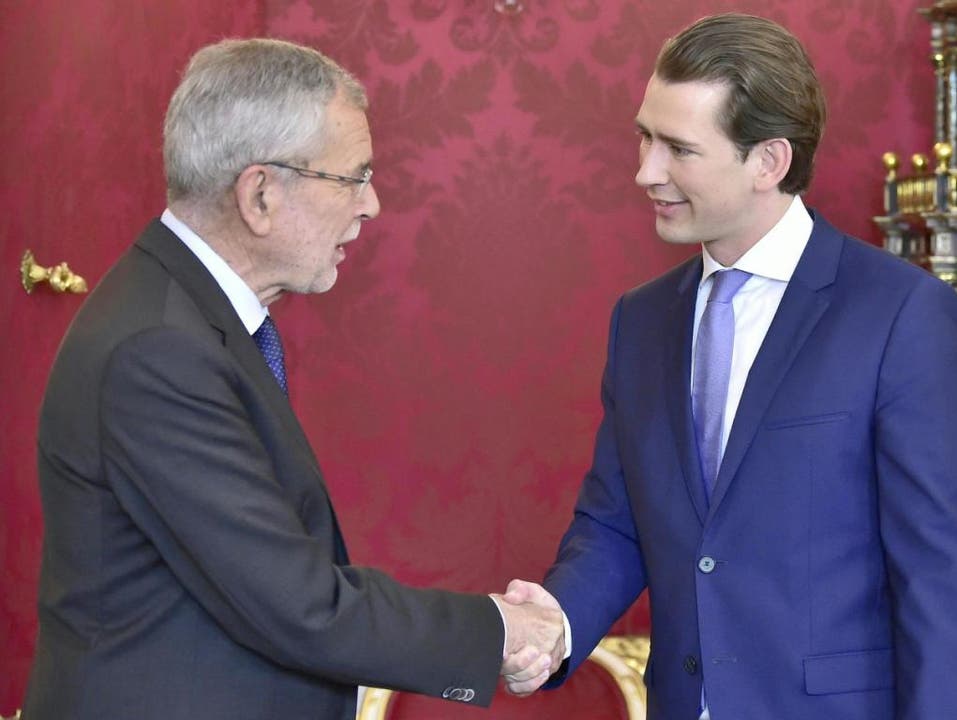 Der österreichische Bundespräsident Alexander Van der Bellen (links) hat am Sonntag Bundeskanzler Sebastian Kurz (ÖVP) (rechts) zu einem Gespräch in der Präsidentschaftskanzlei in Wien empfangen.