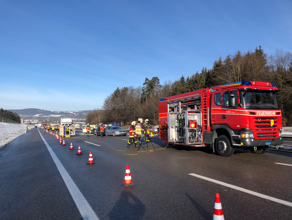 Bürenstich SG, auf der A1: Drei Unfälle mit zehn beteiligten Fahrzeugen. Eine Beifahrerin stirbt.