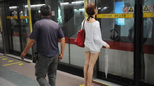 Bereits 2012 empfahl die Betreibergesellschaft der Metro in Schanghai seinen weiblichen Fahrgästen, doch bitte auf das Tragen allzu kurzer Hosen zu verzichten, um nicht Opfer von «Perversen« zu werden.