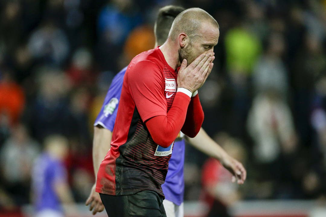FCA-Spieler Marco Schneuwly ist nach dem erneuten Gegentreffer schockiert.