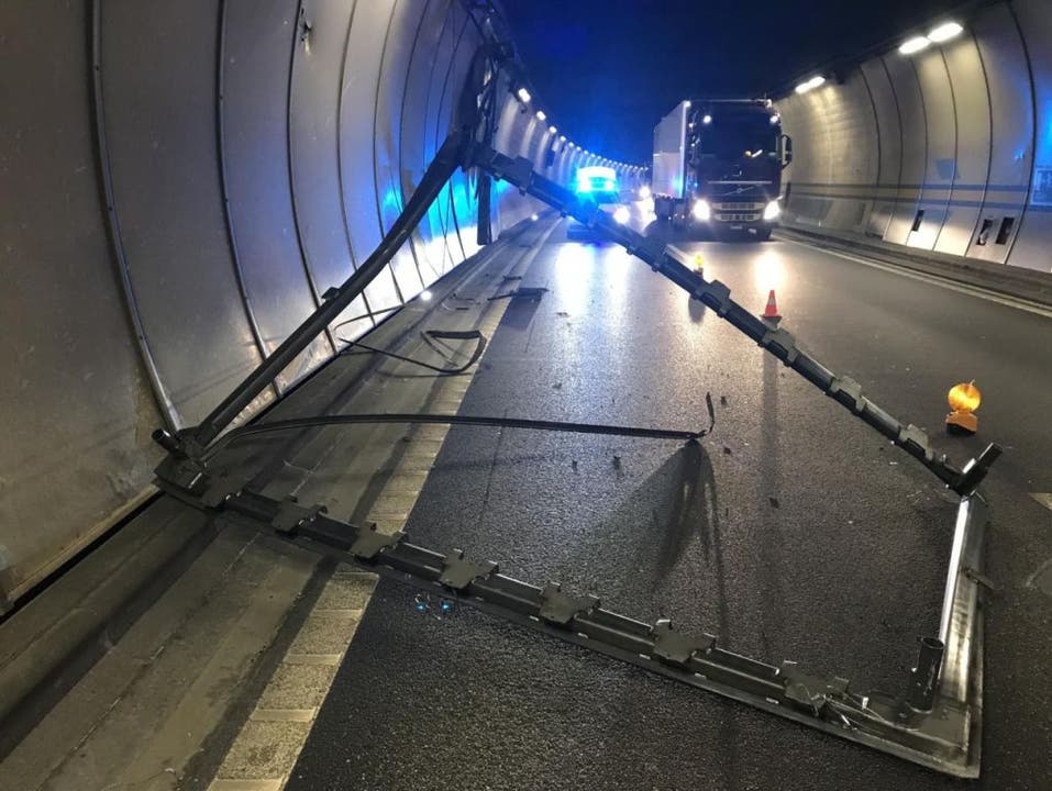 Arisdorf BL, 23. April: Im Arisdorftunnel der A2 im Kanton Baselland hat ein Lastwagen einen 800 Kilogramm schweren Metallrahmen verloren. Verletzt wurde niemand, doch musste der Tunnel in Fahrrichtung Basel für zwei Stunden gesperrt werden.
