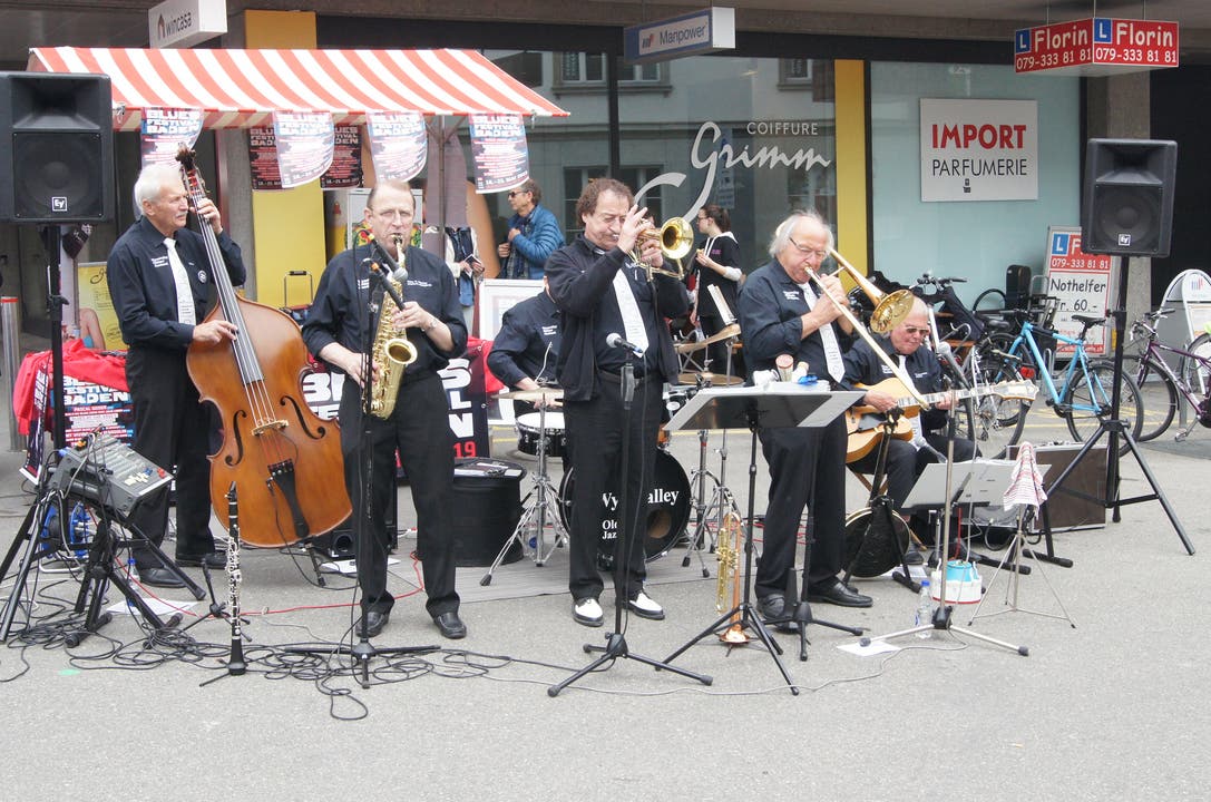 Die Wynavalley Old Time Jazzband interpretiert das Stück SARATOGA SWING auf dem Schlossbergplatz.