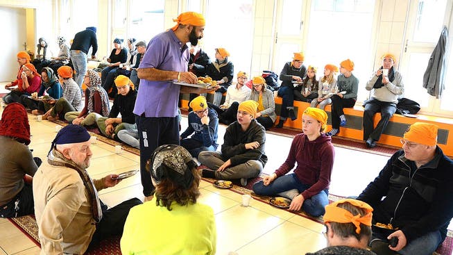 Im Sikh-Zentrum in Däniken werden die Teilnehmer des interreligiösen Spaziergangs verköstigt.