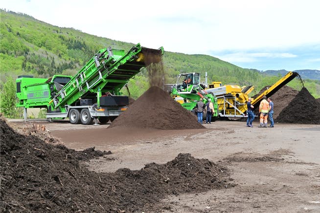 Auf dem Platz der BV Kompostieranlage Oensingen begutachten Experten von verschiedenen Kompostieranlagen aus der ganzen Schweiz neue Siebmaschinen.