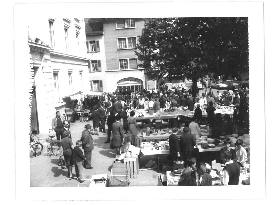 1964: Ein Bazar vor dem Hübelischulhaus brachte gut 17 000 Franken.