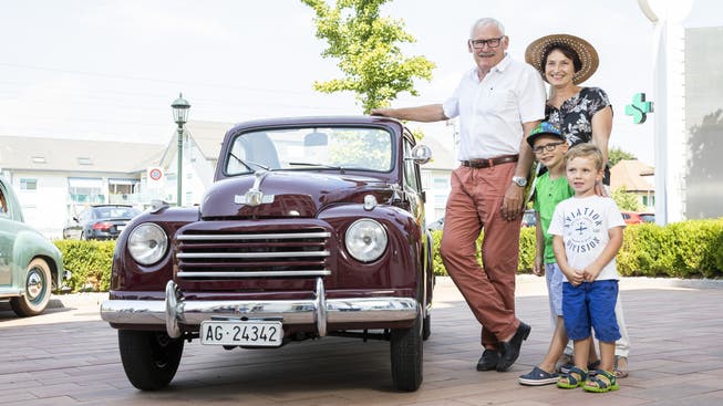 Ein Fiat «Topolino» als gemeinsamer Familienstolz: Roland und Edith Knechtli mit ihren Enkeln Nia Brun und Louis Knechtli (von links).