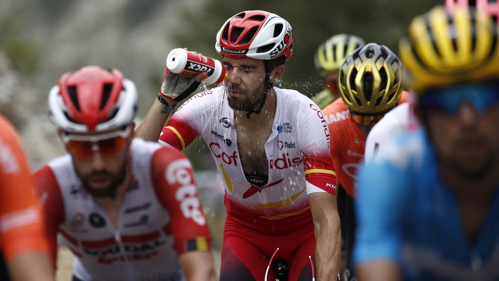 Vuelta-Tagessieger Jesus Herrera kühlt sich mit Wasser aus seiner Flasche ab.