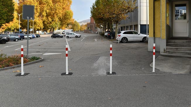 Verkehrspfosten verhindern die Durchfahrt auf dem Ast Rötzmattweg, der gleichzeitig Ein- und Ausfahrt des Parkfeldes darstellt. Bruno Kissling