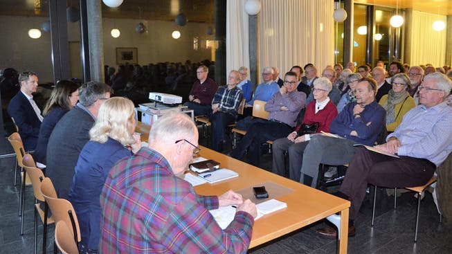 Der Vorstand des Vereins Pro Dahlihaus informiert die Mitglieder an der GV im Wohnheim Domino.