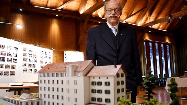 Alt Gemeindepräsident Paul Studer hat sein selbst gebautes Modell der ehemaligen Seidenzwirnerei am Apéro ausgestellt.