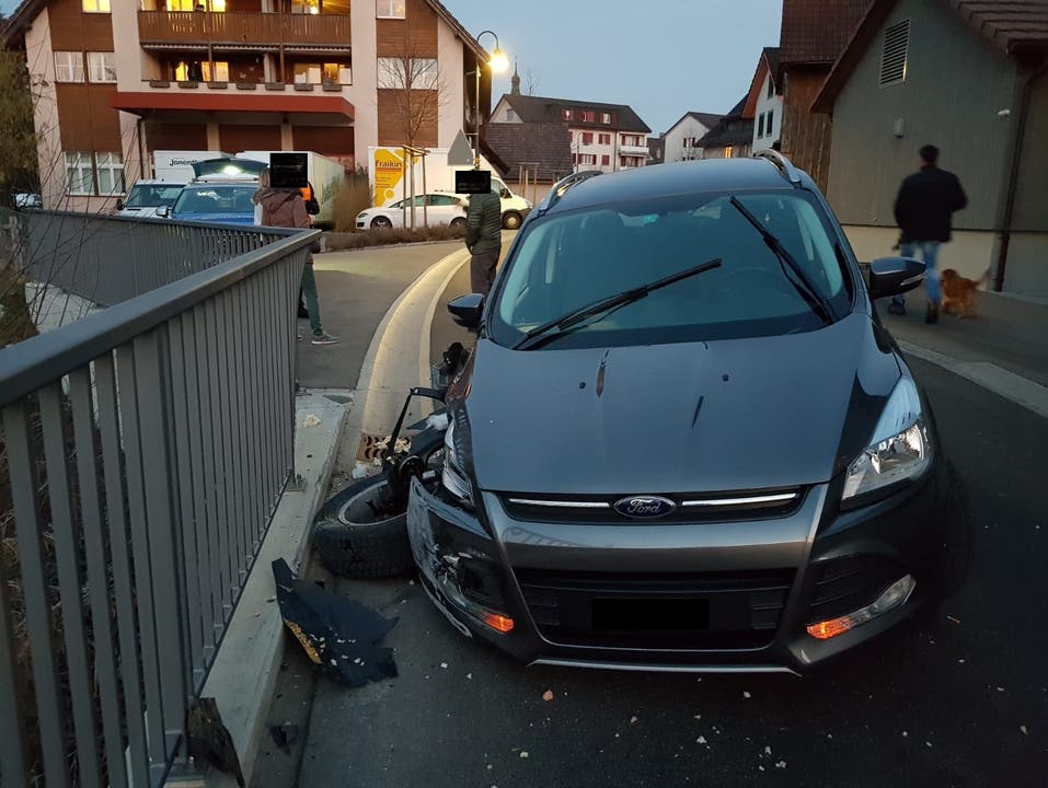 Jonen, 19. Februar: Ein alkoholisierter Autofahrer prallte gegen ein Brückengeländer. Der 71-jährige Unfallfahrer blieb dabei unverletzt. Die Kantonspolizei nahm ihm den Führerausweis umgehend ab.