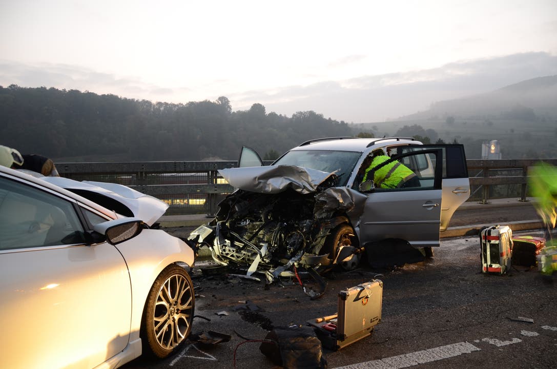 Füllinsdorf BL, 9. Oktober Bei einem Frontalzusammenstoss zweier Autos wurden beide Fahrer verletzt und mussten ins Spital gebracht werden.