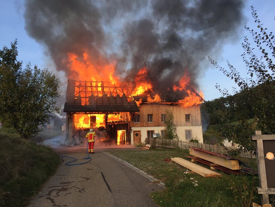 In Bözberg brannte am Samstagnachmittag ein Bauernhaus komplett nieder. Verletzt wurde niemand.