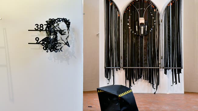 Links das Gesicht «Psalmera» von Simon Berger. In der Mitte vorn ist eine Arbeit von Pamcrash zu sehen und rechts hinten ein Gemeinschaftswerk.
