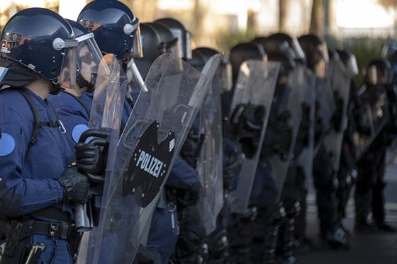 Fahndung Staatsanwaltschaft Veroffentlicht Unverpixelte Fotos Von Demonstranten