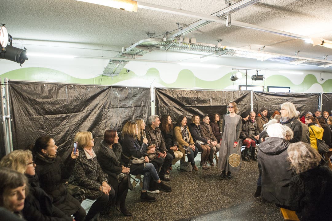 Modeschau in der Tunnelgarage Baden Anlässlich des 30-Jahr-Jubiläums hat das Modegeschäft Oliverio in der Tunnelgarage in Baden eine Modeschau organisiert. Das Geschäft wird seit 30 Jahren von den Inhabern Yolanda und Pino Oliverio geführt.