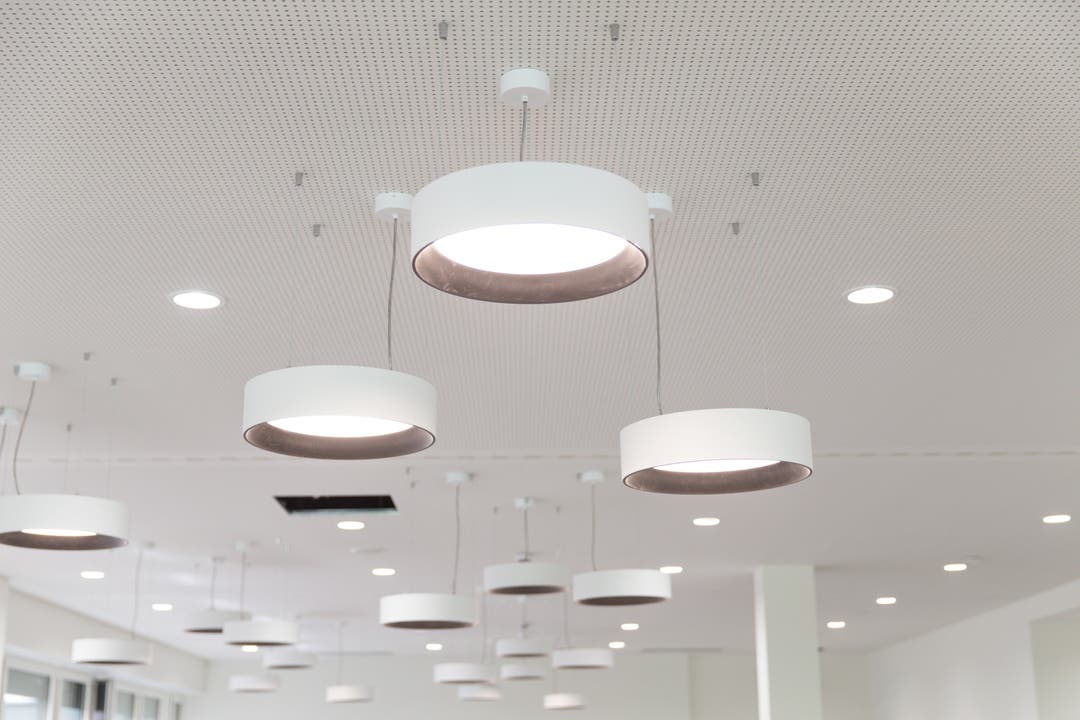  Ein weiter Raum mit runden Lampen empfängt die Besucher und Patienten des Spital Limmattal.