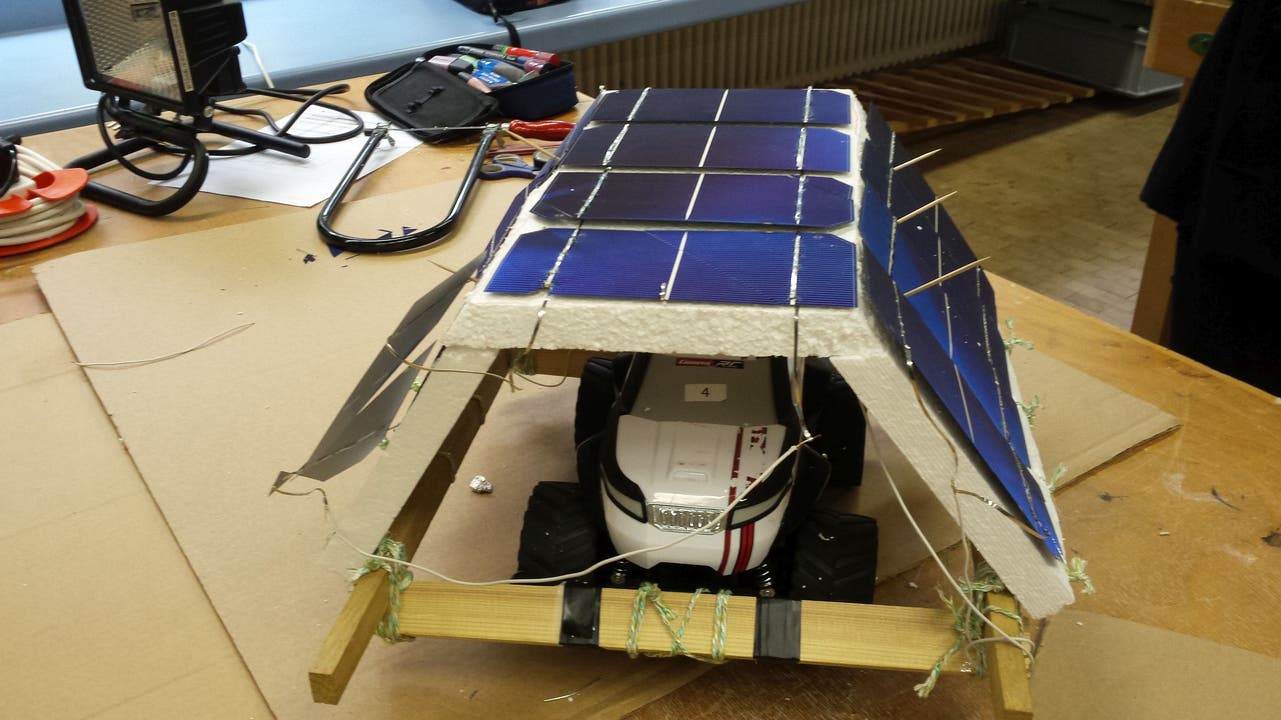  Die Photovoltaikanlage speist ihren Solarstrom ins Spielzeugauto.