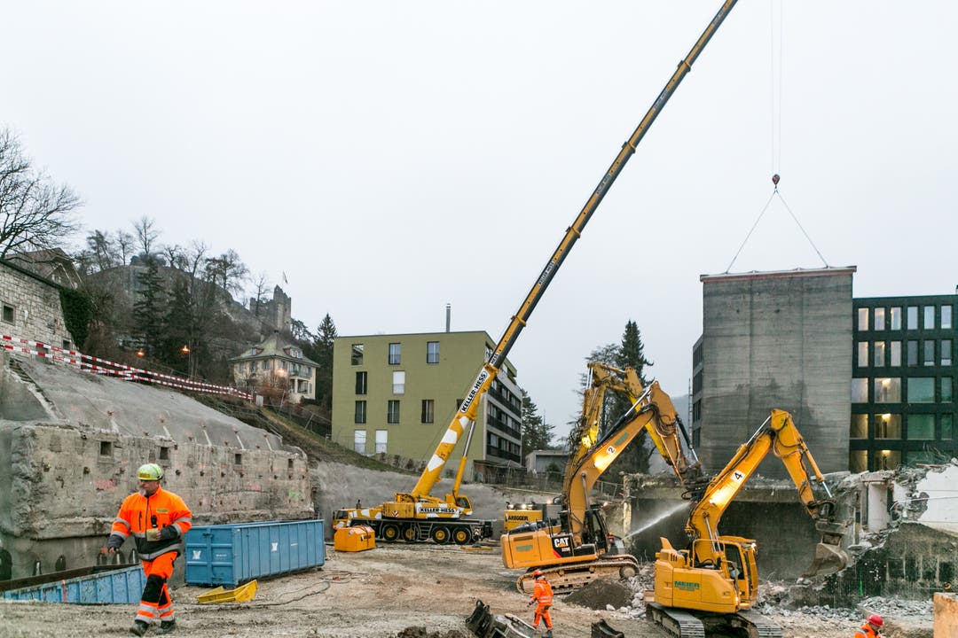 Auf der Baustelle für das neue Sekundarstufezentrum Burghalde wird heute eines der letzten Gebäudeteile mit einem riesigen Bagger abgerissen.