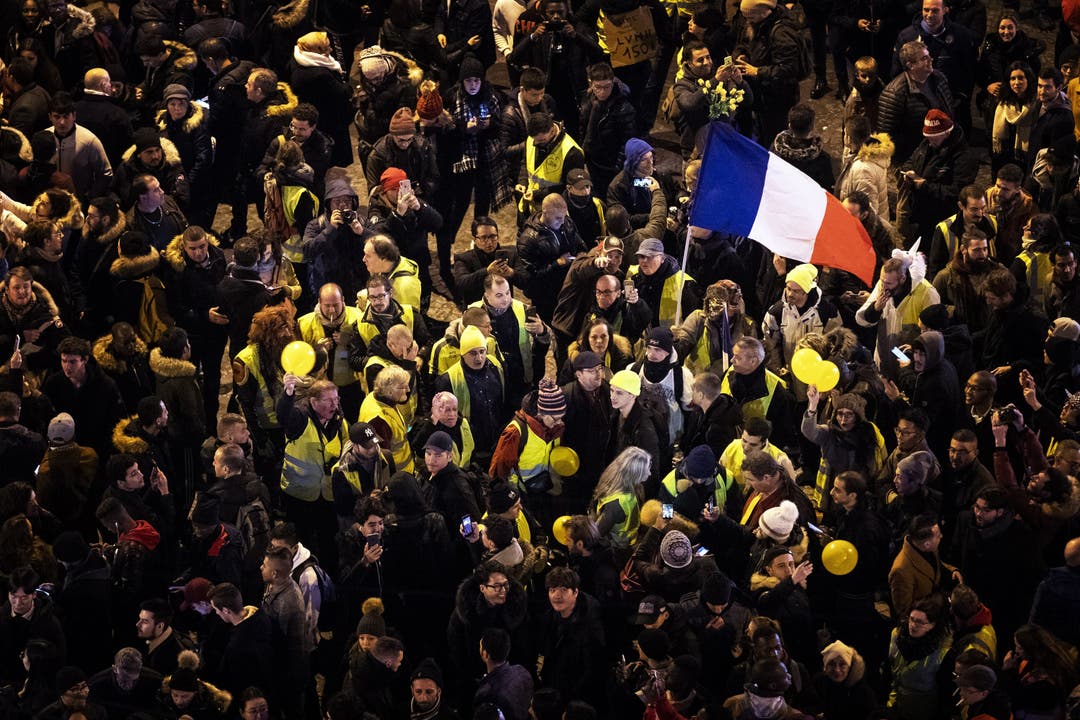 Auch in Frankreich haben sich die Menschen versammelt, um gemeinsam auf das neue Jahr anzustossen.