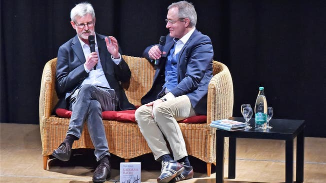 Max Göldi (links) wird von Moderator Frank Baumann zu seinen Erlebnissen in Libyen befragt.