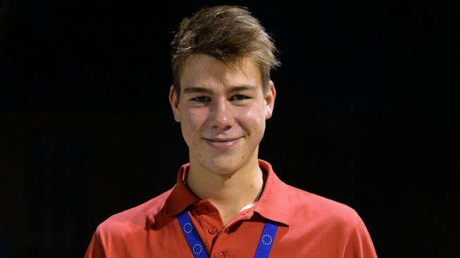 Joel Schnyder mit der Silbermedaille und dem Diplom für den besten Goalie der EM.