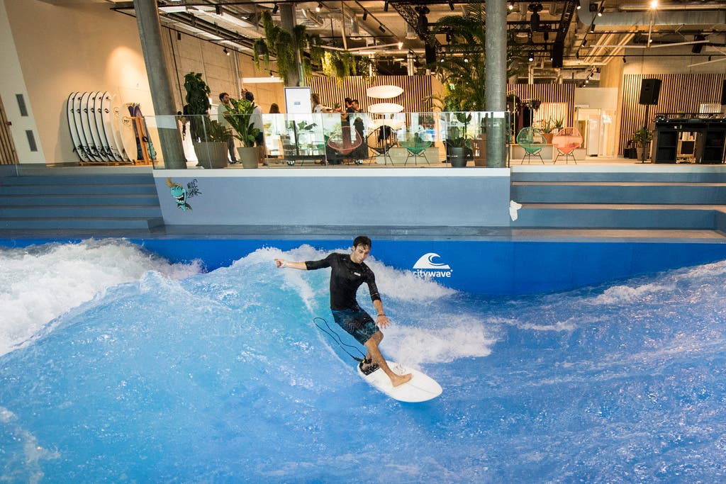 Die Mall beherbergt auch eine Indoor-Surfwelle.