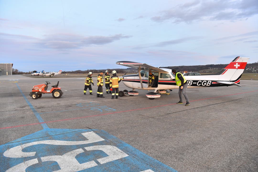  Die Feuerwehr birgt ein Flugzeug mit einem simulierten Plattfuss rechts und schleppt es ab.