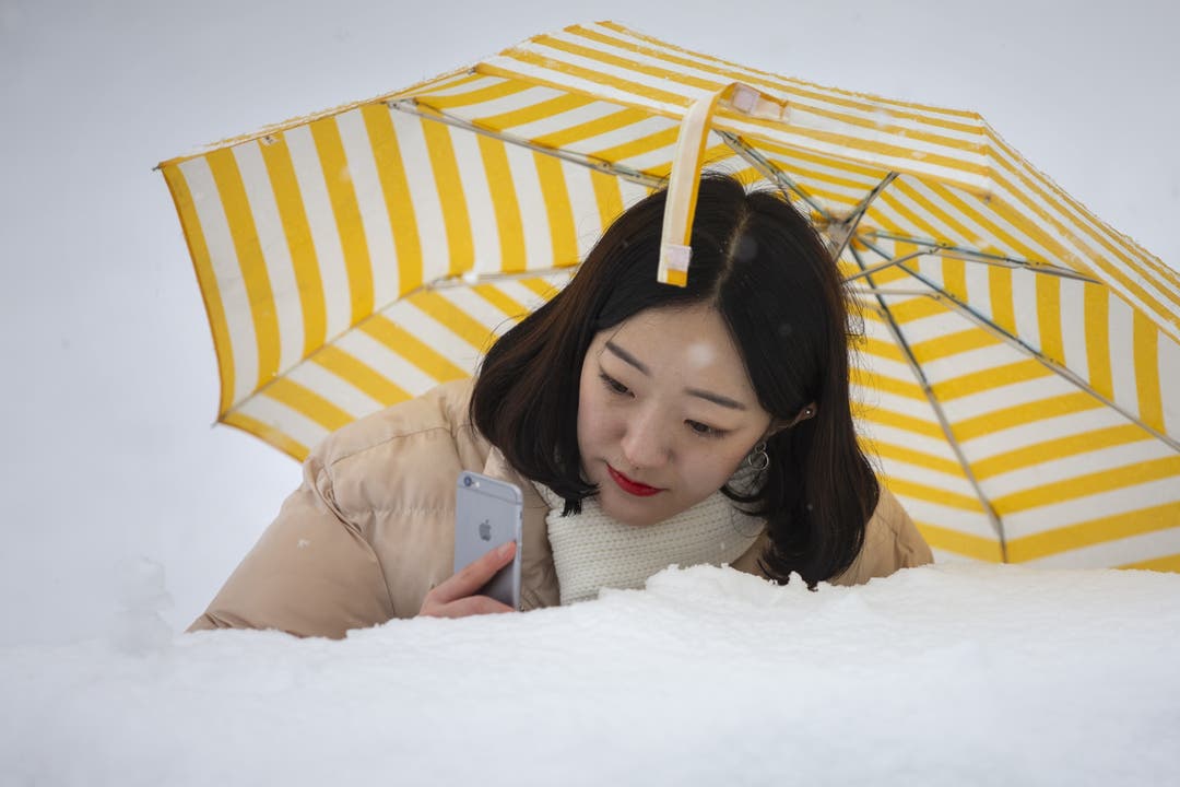 Eine Touristin aus Südkorea fotografiert die Schneepracht in Grindelwald.