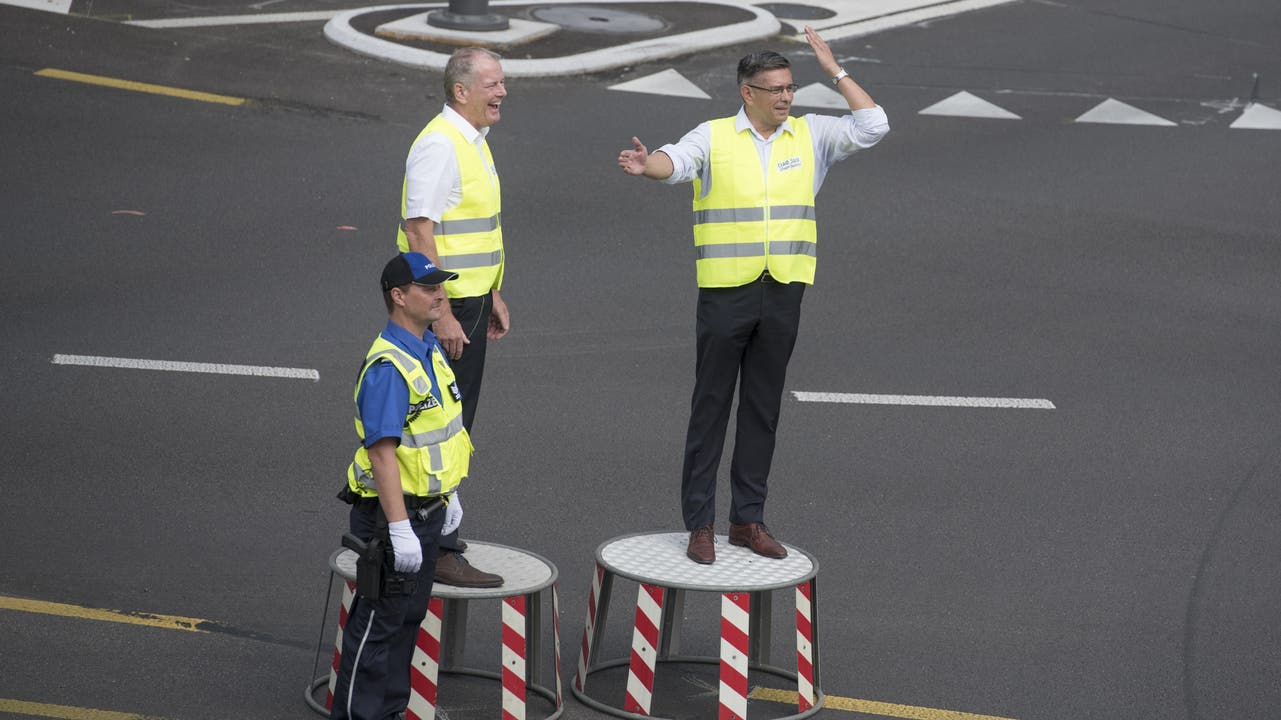 Regierungsrat Stephan Attiger (Mitte) und Badens Stadtammann Markus Schneider (rechts) geben sich als Verkehrspolizisten alle Mühe.
