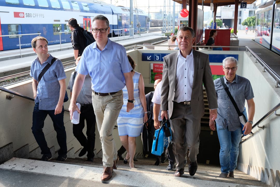 Stadtpräsident Roger Bachmann holte Regierungsrat Ernst Stocker persönlich beim Bahnhof ab.