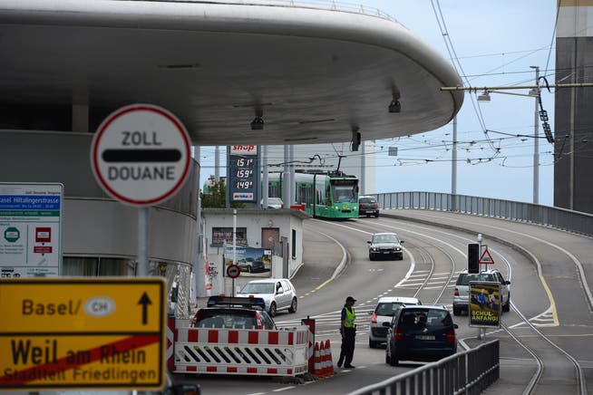 Zwei Portugiesen und eine Brasilianerin sind bei der Einreise am Autobahnzollamt Basel-Weil am Rhein (D) erwischt worden. (Archiv)
