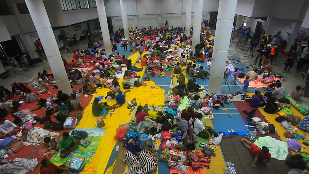 Einheimische verbringen die Nacht in einem Notfallzentrum in der Provinz Nakhon Si Thammarat im Süden Thailands. Die Wetterbehörden hatten zuvor vor dem Tropensturm Pabuk gewarnt.