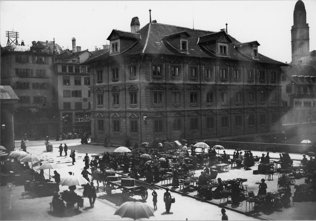 Der Wochenmarkt auf der Gemüsebrücke im Jahr 1895.