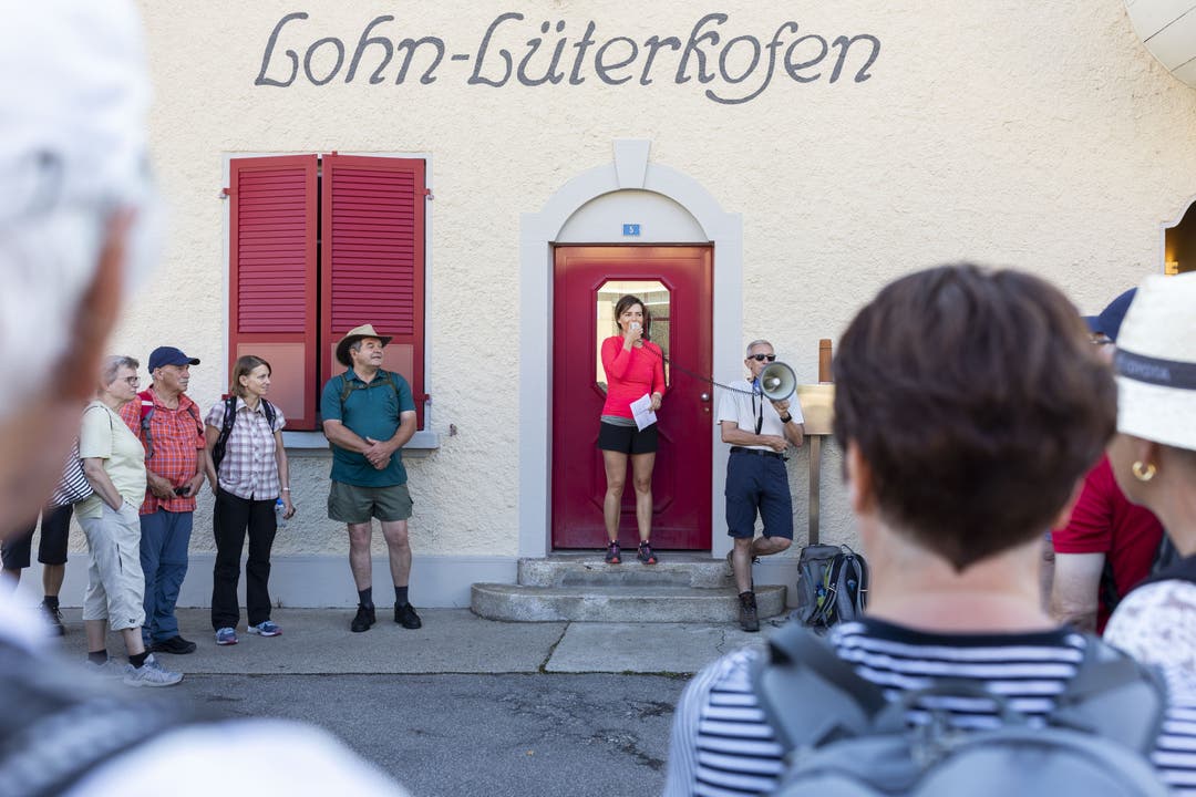 Leserwandern 2018 von Lohn-Lüterkofen nach Lüterswil Maria Brehmer und Roman Würsch von der AZ begrüssen die 125 Teilnehmer der 3. Etappe AZ-Leserwandern von Lohn-Lüterkofen nach Lüterswil, am 15. Juli 2018.