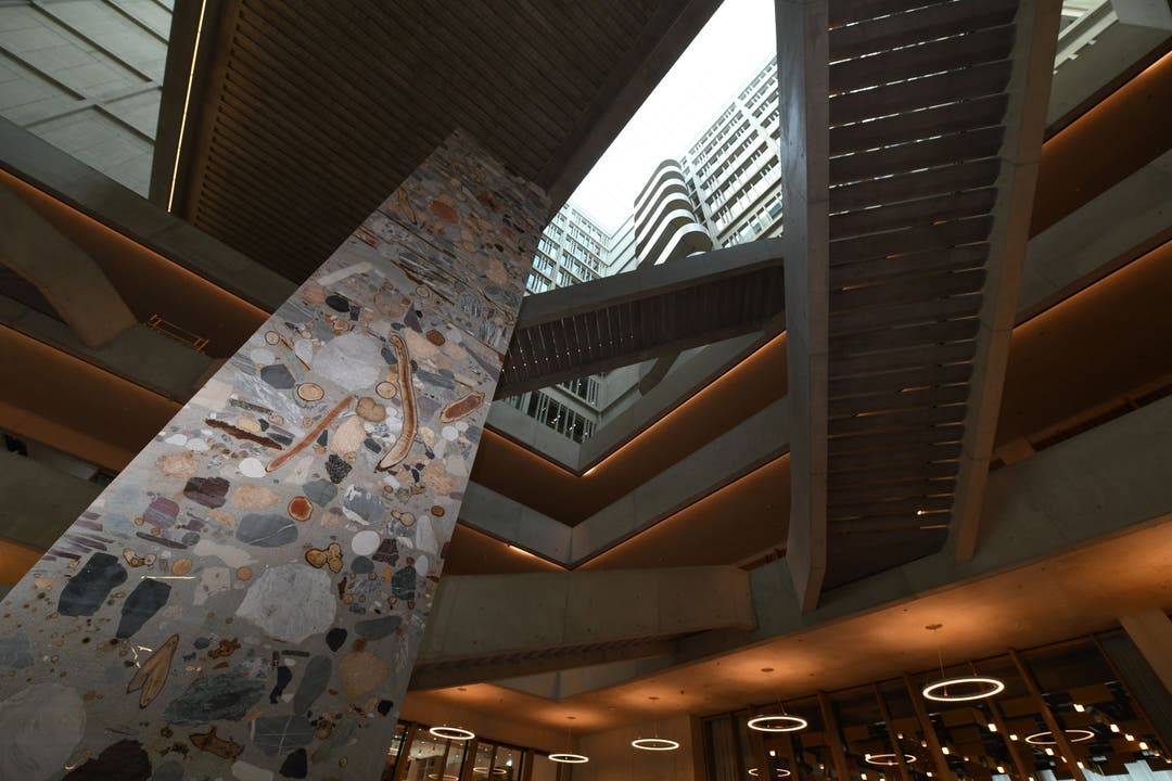 Das Kunstwerk "Wie tief ist die Zeit?" Der elf Meter hohe Monolith aus Beton wurde von der Künstlerin Katja Schenker kreiert. Dafür hat sie Hunderte Naturmaterialien in Beton eingegossen. Der liebevolle Spitzname des Monoliths lautet «Nougatstängel».
