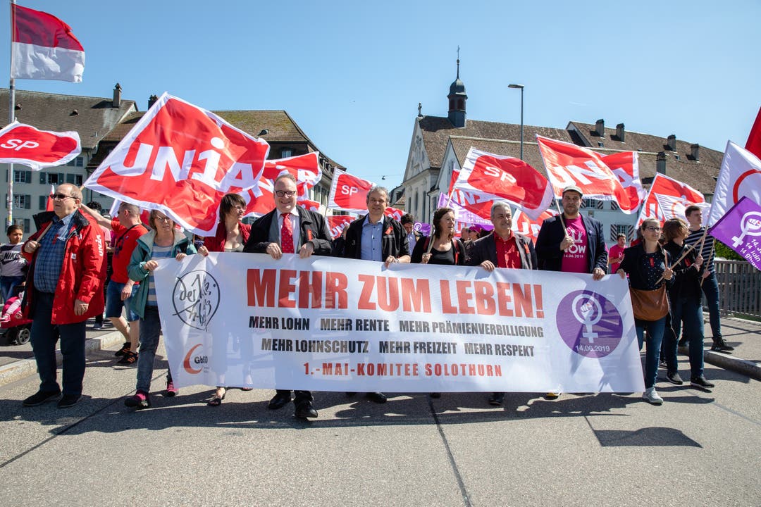 1. Mai-Umzug Solothurn: Lautstark aber friedlich unterwegs: Mehrere hundert Personen marschieren in Solothurn zum 1. Mai und dem Solidaritätsfest auf.