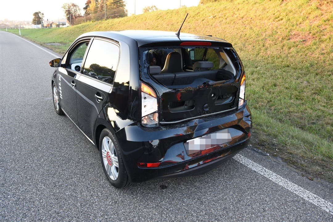 Niederwil SG, 25. Oktober Eine Auffahrkollision auf der Autobahn A1 fordert einen Verletzten. Die Lenkerin dieses Wagens prallte in das Auto vor sich, als dessen Lenker wegen des hohen Verkehrskommens bremste. Die Lenkerin wurde leicht verletzt. Der Sachschaden beträgt rund 20'000 Franken.