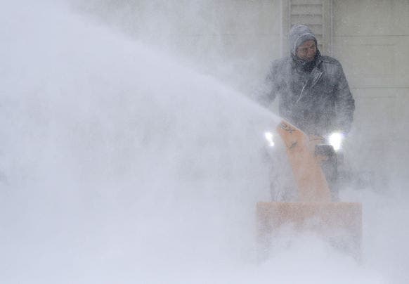 Ein Mann räumt seine Einfahrt frei in Appleton, Wisconsin.